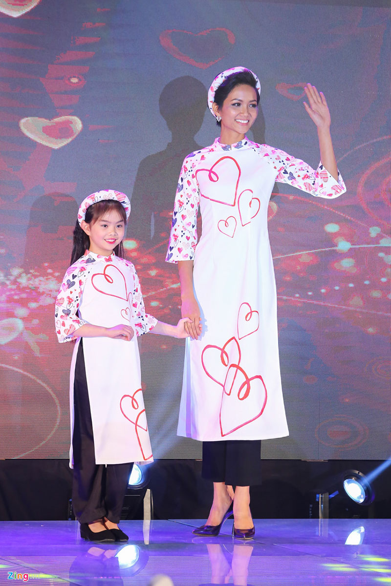 Dàn hoa hậu, á hậu Việt trình diễn áo dài gây quỹ từ thiện